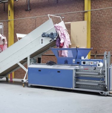 Kompresja tekstyliów w firmie NewRetex za pomocą belownicy poziomej