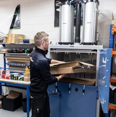 Jakie są zasady bezpieczeństwa podczas obsługi prasy do belowania