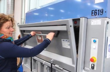 Kobieta otwiera drzwi belownicy elektrycznej