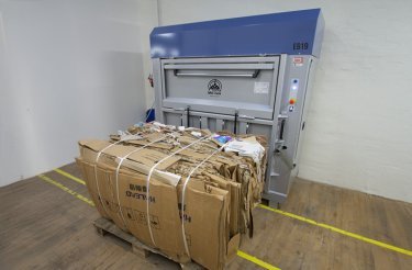 Sprasowana bela kartonu przed belownicą elektryczną