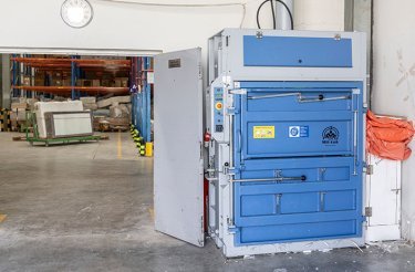 Niebieska belownica hydrauliczna przy ścianie