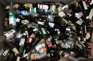 Odpady szklane, np. butelki ułożone w stosie