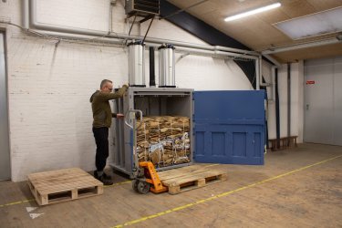 Mężczyzna obsługuje belownicę pneumatyczną