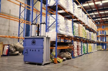 Belownica pneumatyczna na końcu regału magazynowego